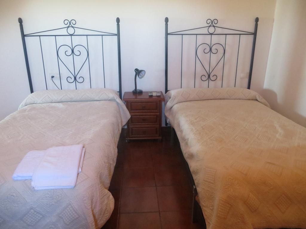 Hostal Rest. Campoabierto Valencia de las Torres Номер фото